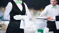 Wat betekent het als je obers helpt met het afruimen van borden? Psychologen onthullen de details