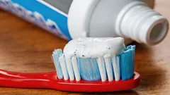 Gewone tandpasta kreeg schoon wat geen enkele reiniger voor elkaar kreeg: handig om te onthouden