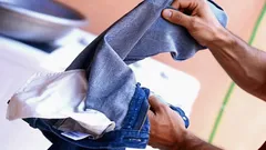 Waarom je kleding binnenstebuiten wast – en wanneer je dat beter niet doet