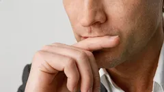 Psychologen: wat betekent het als iemand tijdens het praten zijn mond bedekt?