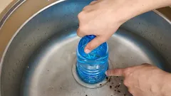 Een verstopping in de afvoer los je op zonder plopper of chemicaliën: onthoud deze simpele truc